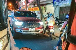 Lập biên bản tài xế lái ô tô đi ngược chiều trên đường phố Nha Trang