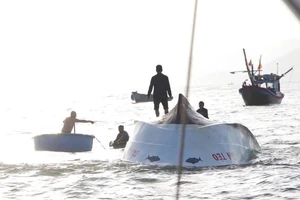 Chìm tàu cá ở Nha Trang, 2 ngư dân chết, mất tích