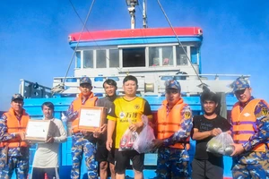 Tàu Hải quân hỗ trợ lương thực cho tàu cá Bình Thuận