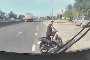 Khánh Hòa: Xe buýt bị ném vỡ kính chắn gió, nhiều người hành hung tài xế