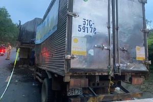 Đâm vào xe tải đỗ bên đường, tài xế, phụ xe tử vong trong cabin