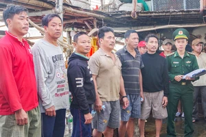 11 ngư dân chìm tàu trên biển đã vào bờ, còn 4 người chưa được tìm thấy