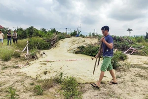 Cận cảnh vết nứt kéo dài, bùn phun trào ở Phú Yên