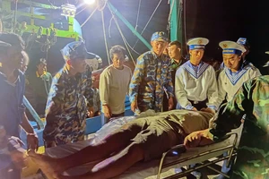 Cấp cứu ngư dân bị máy xay đá cuốn dập nát bàn tay