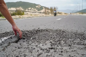 Đường 266 tỉ ở khu kinh tế Vân Phong vừa đưa vào sử dụng đã bong tróc