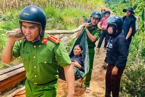 Sản phụ 41 tuổi sinh con giữa rừng được công an giúp đỡ