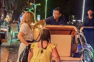 Nghiệp đoàn sẽ xử lý người lái xích lô giật tiền trên tay du khách