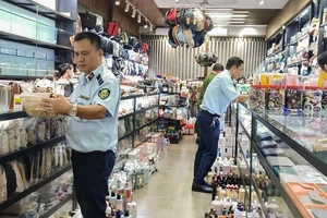 Đề nghị phạt chủ tiệm tạp hóa 121 triệu đồng vì bán hàng giả mạo nhãn hiệu