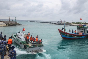 Cứu 12 ngư dân cùng tàu cá Quảng Ngãi bị nạn trên biển