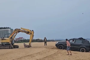 Lại có người lái ô tô chạy trên bãi biển Tuy Hòa