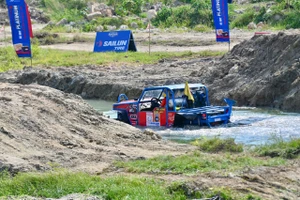 Xe địa hình lội nước, vượt dốc bên danh thắng vịnh Nha Trang