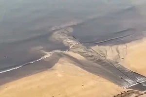 Du khách bỏ chạy vì nước thải đen ngòm, hôi thối chảy thẳng ra vịnh Nha Trang 