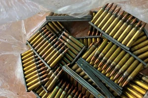 Phát hiện nhiều băng đạn gói trong túi nylon cạnh hồ Nam Phương