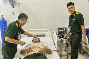 Hải quân cấp cứu ngư dân bị đột quỵ, liệt nửa người trên biển