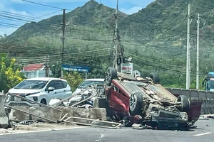 Ô tô con nổ lốp lao vào xe đầu kéo trên quốc lộ 1