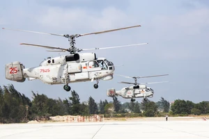 Tàu ngầm, không quân Hải quân luyện tập sẵn sàng cho lễ diễu binh trên biển