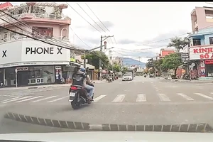 Người dân gửi hình ảnh, đôi nam nữ đi xe SH bị CSGT xử phạt