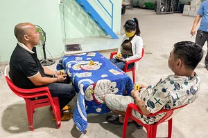 Gặp khi đi mua sầu riêng, 3 người rủ nhau đánh bạc thì bị công an bắt