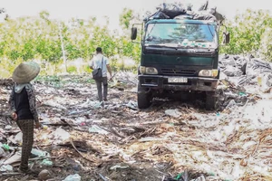 Doanh nghiệp gom rác thải ở các resort rồi đổ ra đầm Thủy Triều ở Khánh Hòa 