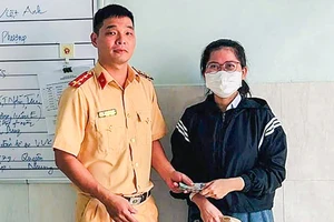 Đại úy cảnh sát giao thông trả lại 50 triệu đồng cho người đánh rơi