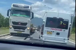 Camera hành trình ghi cảnh xe container chạy ngược chiều ở Khánh Hòa