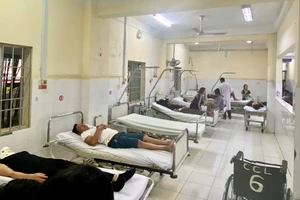 Xe tải đâm xe khách trên cao tốc Vân Phong - Nha Trang, 13 người bị thương