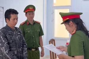 Dùng kéo đâm chồng cũ của người tình trọng thương vì ghen tuông