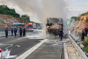 Xe khách chở 30 người cháy rụi trên cao tốc Nha Trang - Cam Lâm