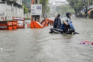 Mưa cả đêm, Nha Trang ngập nặng