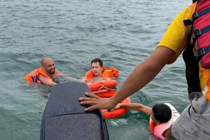 Cảnh sát đường thủy kịp thời cứu sống nam du khách bị đuối nước