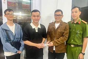 2 thanh niên nhặt được 50 triệu đồng liền báo công an trả lại người đánh rơi