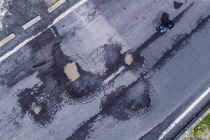 Cận cảnh đường vào cảng quốc tế Vân Phong vừa sử dụng đã hỏng nặng 