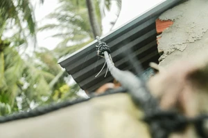 Muôn kiểu chằng chống nhà của người dân vùng gần tâm bão số 13