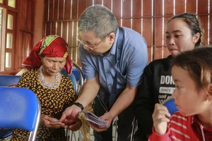 Báo Pháp Luật TP.HCM trao tiền cứu trợ của bạn đọc đến bà con rốn lũ Đắk Lắk