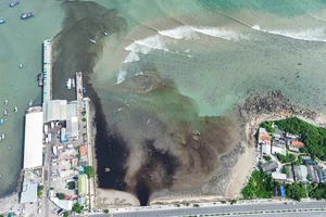 Kinh hãi dòng nước đen ngòm từ bãi rác chảy thẳng ra biển ở Nha Trang