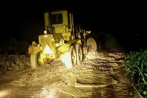 Dừng chạy tàu qua tỉnh Khánh Hòa vì mưa lớn, ngập đường sắt