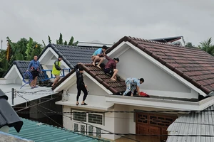 Người Nha Trang dỡ mái ngói, phá tường cứu nhau lúc nước lũ cao 4 m