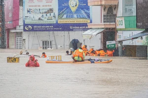 Người dân rốn lũ Khánh Hòa băn khoăn phải 'có mặt khi lũ về' mới được hỗ trợ