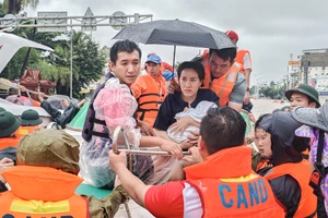 Người dân ở Nha Trang phá ngói cứu người khi nước dâng cao 4 m