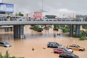 Khánh Hòa tạm cấm đường 23-10 vì cầu vượt Ngọc Hội có nguy cơ quá tải