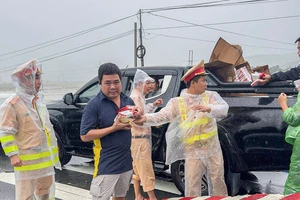 Quốc lộ 1 qua Khánh Hòa ùn tắc khoảng 20 km