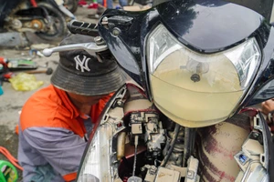 Hàng ngàn xe máy bị ngập sau trận lụt lịch sử ở Nha Trang được sửa miễn phí