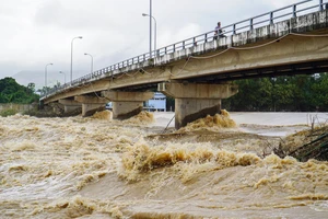 Hồ chứa tăng lưu lượng xả, dự báo Nha Trang có nơi sẽ ngập sâu 3 m