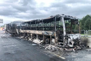 Hiện trường vụ tai nạn liên hoàn trên cao tốc Vân Phong - Nha Trang khiến 3 ô tô bốc cháy 