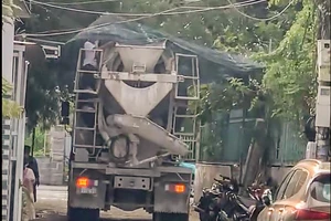 Người dân ghi hình xe trộn bê tông đi vào đường cấm rồi gửi CSGT