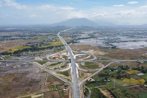 Cao tốc nối rừng với biển, có nút giao hoa thị tuyệt đẹp sắp thông xe