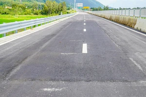 13km đầu tuyến cao tốc Vân Phong - Nha Trang chưa thông xe đã hư hỏng