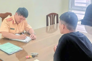 Bất ngờ danh tính người đi xe mô tô biển xanh tay dùng điện thoại trên Quốc lộ 1