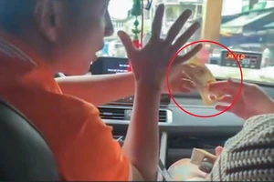 Xử lý hình sự tài xế taxi 'làm xiếc' tráo tờ 200.000 đồng của khách được không?