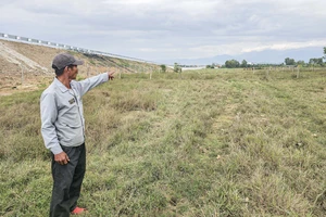 Ruộng bỏ hoang vì cao tốc Khánh Hòa - Buôn Ma Thuột bít đường đi